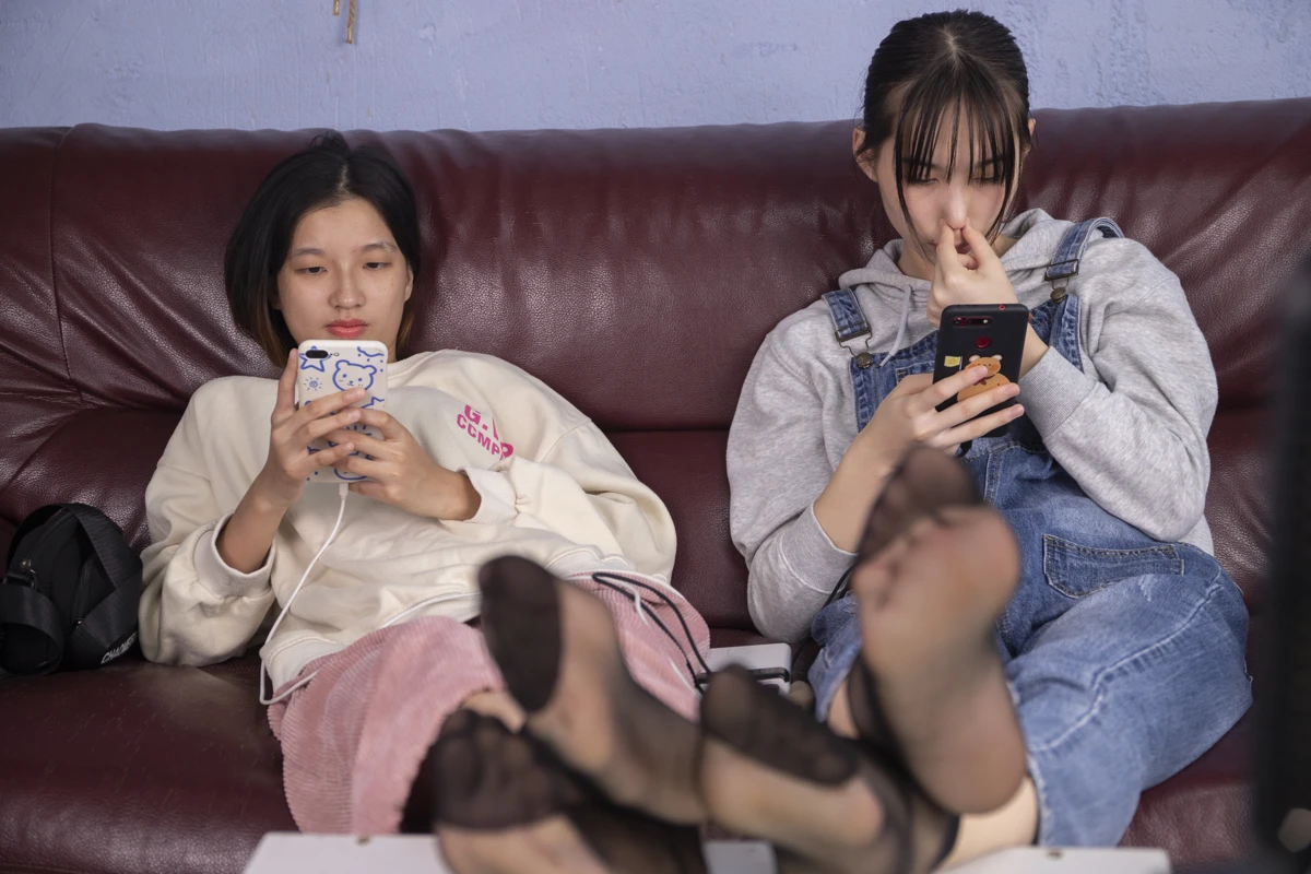 [Mzsock] NO.016 Xiaoyun and Xiaoxiao show off their beautiful feet in black stockings, big feet stepping on small feet, showing feet to feet Southern football skills#[102P]-37